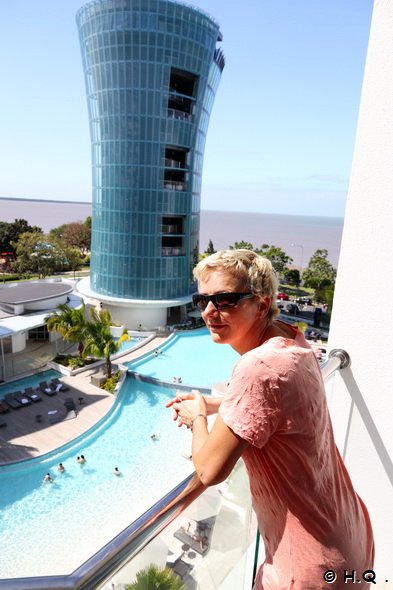 Ela geniet den Blick vom Balokn des Hotel Riley Cairns Queensland Australien