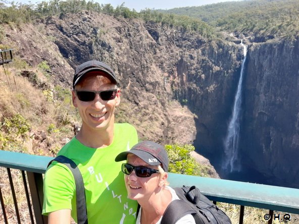 Wir vor den Wallaman Falls im Girringun Nationalpark