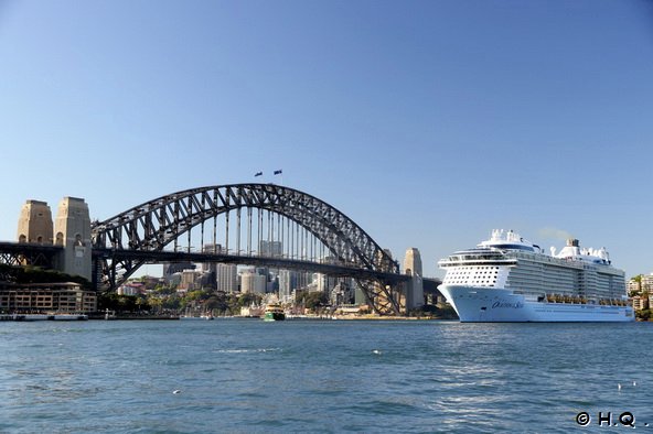 Ovation of the Seas vor der Harbour Beidge in Sydney