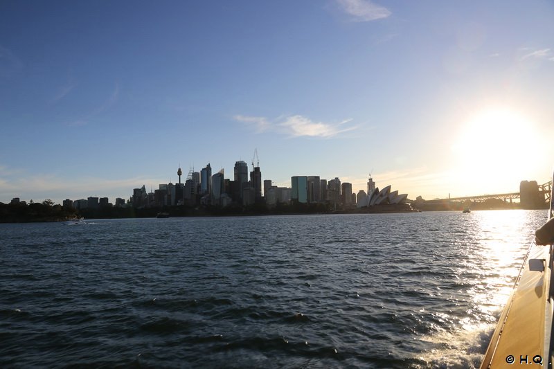 Tief stehende Sonne im Hafen von Sydney