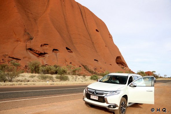 Unser Auto vor dem Uluru