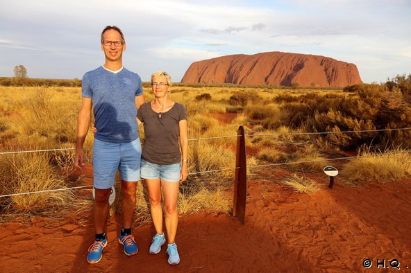 Ela und Holger vor dem Uluru