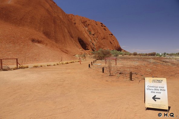 Entgegen den Ulhrzeigersinn geht es um den Uluru