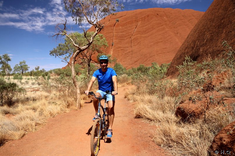 Holger auf der Fahrradtour um den Uluru