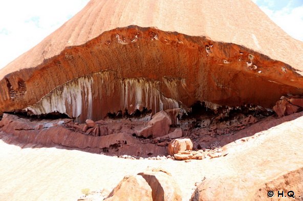 H�hle mit Satzkristallen am Uluru