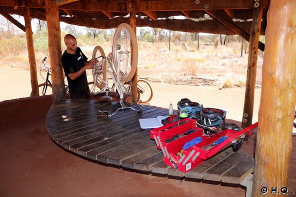 Fahrrad Reparatur am Uluru