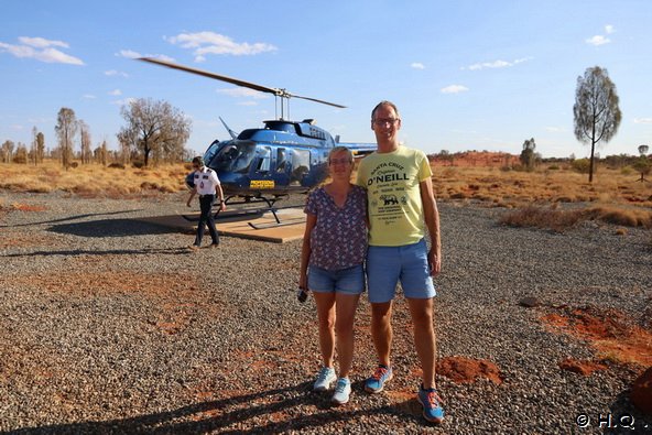 Ela und Holger freuen sich auf den HUbschrauberflug ber den Uluru