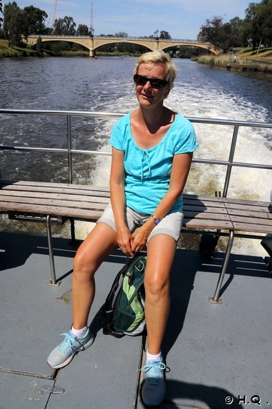 Ela auf Bootetour auf dem Yarra River Ela auf Bootetour auf dem Yarra River