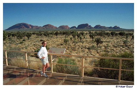 Ela vor den Olgas - Kata Tjuta