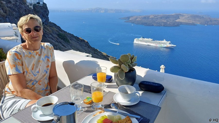 Ela beim Fr�hst�ck im Agali Houses Hotel 