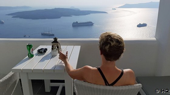 Blick von unserem Balkon auf die Caldera von Santorini