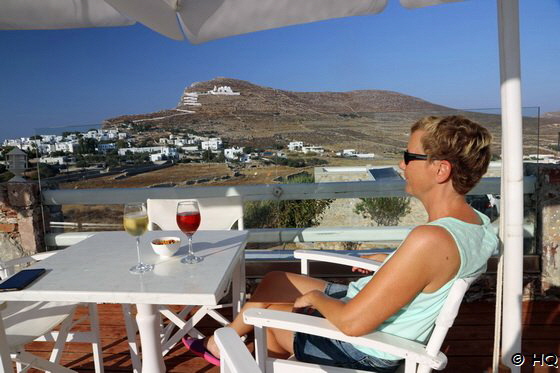 Ela geniet den Blick mit einem Glas Wein :-)