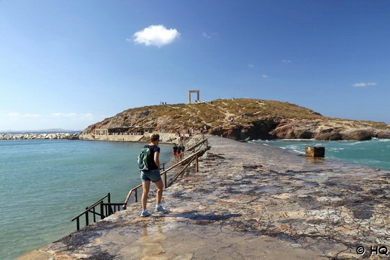 Pftzen springen auf dem Weg zur Portara