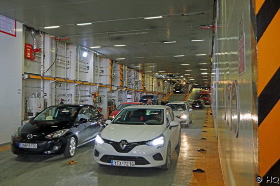 Auch die Autos sind bereicht die Fähre zu verlassen Auch die Autos sind bereicht die Fähre zu verlassen