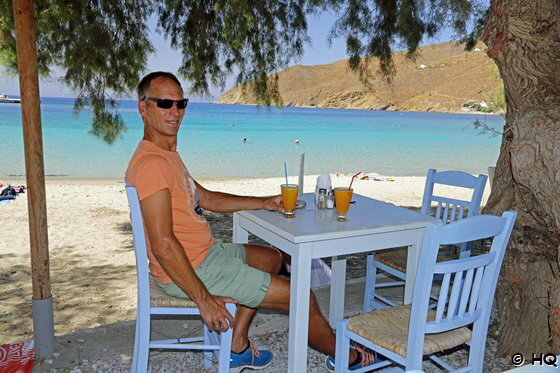 Holger erfrischt sich in einer Taverne am Strand von Egiali auf Amorgos Holger erfrischt sich in einer Taverne am Strand von Egiali auf Amorgos
