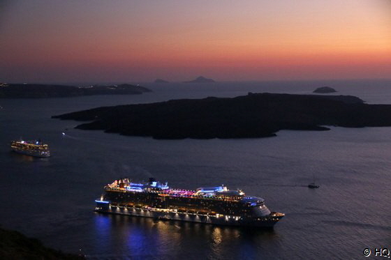 Schiffe vor dem Sonnenuntergang Santorini