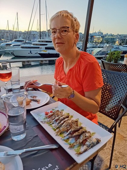 Abendessen im Yachthafen von Pirus