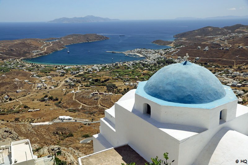 Agia Varvara - im Hintergrund die Bucht von Livadi auf Serifos