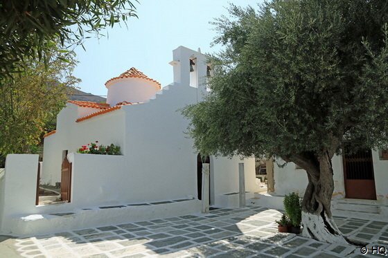 Dorfplatz von Panagia mit der der ältesten Kapelle von Serifos Dorfplatz von Panagia mit der der ältesten Kapelle von Serifos