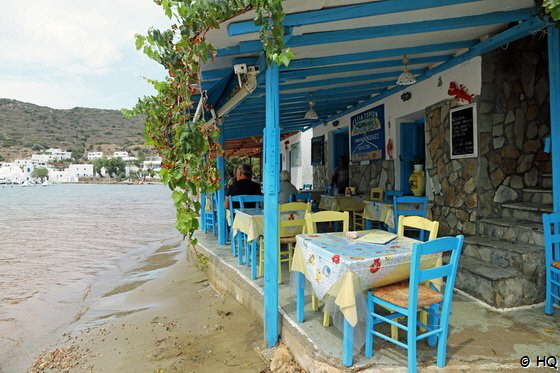 Taverne direkt am Wasser in Vathi