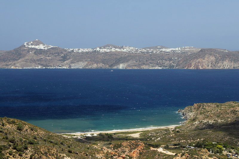 Fatourena Beach und im Hintergrund Plaka - Milos