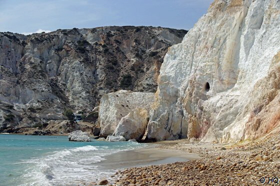Bunte Felsen am Firiplaka Beach - Milos