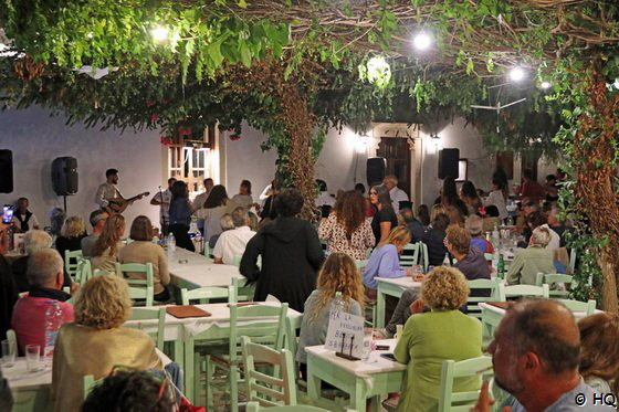 Chora von Folegandros am Abend
