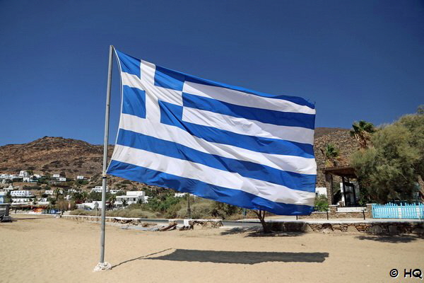 Griechische Fahne am Mylopotas Beach - Ios