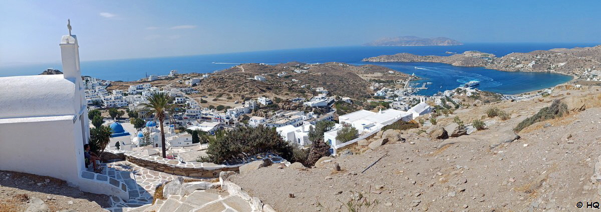 Blick vom Kirchenh�gel auf die Chora und den Hafen von Ios