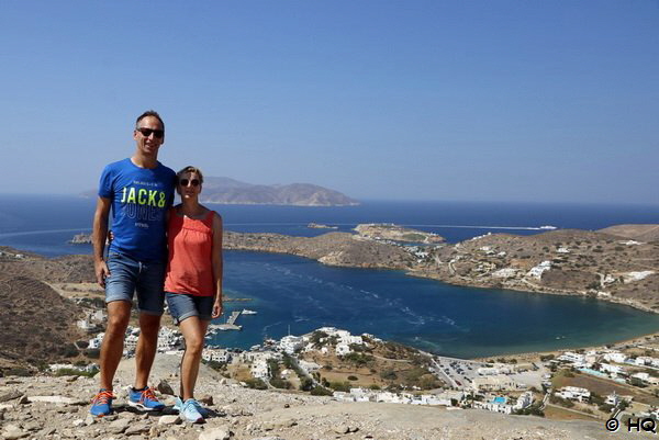 Ela und Holger auf dem Kirchenh�gel der Chora von Ios