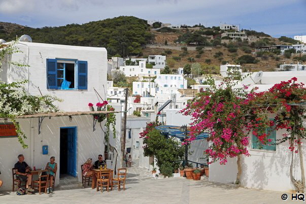 Vorplatz der Kirche der Heiligen Dreifaltigkeit in Lefkes Vorplatz der Kirche der Heiligen Dreifaltigkeit in Lefkes