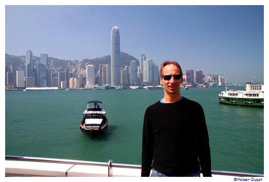 Holger vor der Skyline von Hongkong Holger vor der Skyline von Hongkong