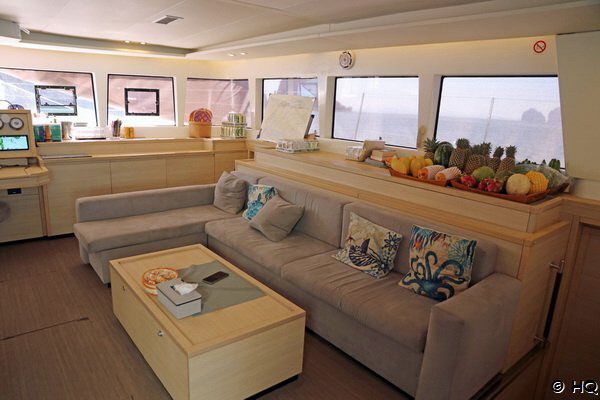 Wohnbereich des Katamarans Dream Escondida
