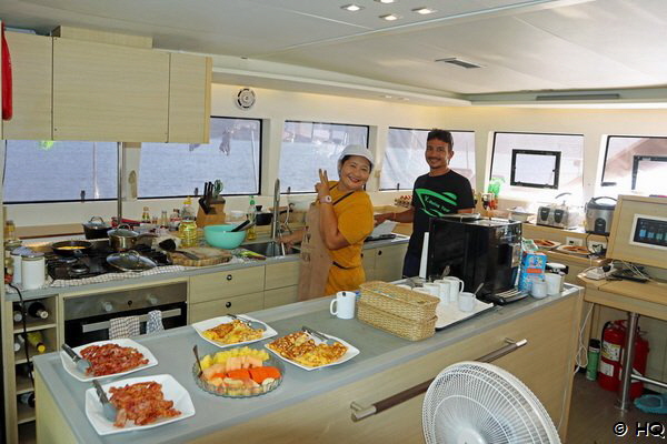 Sai und Gift in der Kche des Katamarans Dream Escondida