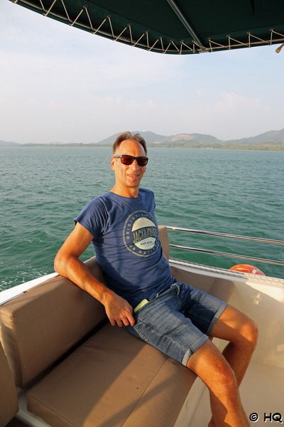 Holger geniet die ersten Kilometer der Katamaran Kreuzfahrt in Thailand