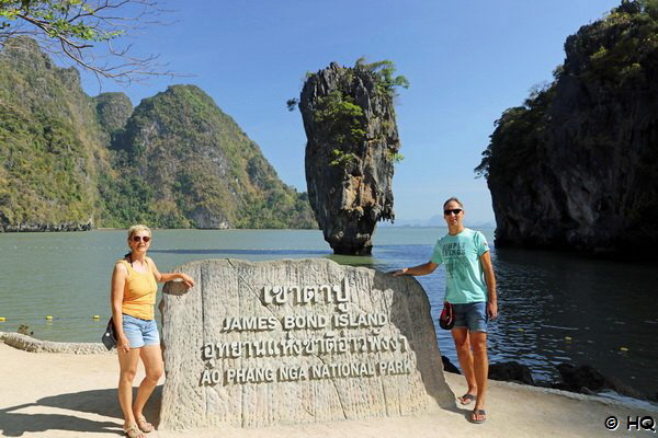 Ela und Holger vor dem Schild von James Bond Island Ela und Holger vor dem Schild von James Bond Island