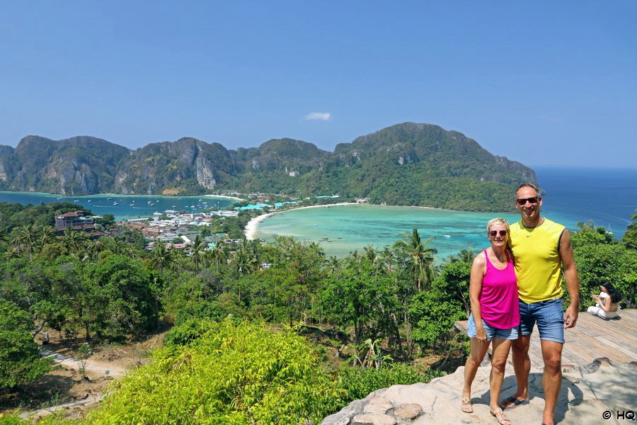Wir am Viewpoint auf Phi Phi Island