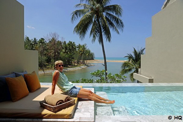 Ela genießt die Seaside Pool Paradise im Devasom Khao Lak Resort Ela genießt die Seaside Pool Paradise im Devasom Khao Lak Resort
