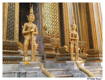 Verzierungen im Wat Phra Kaeo Verzierungen im Wat Phra Kaeo