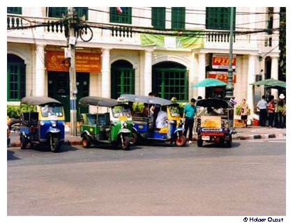 Tuk-Tuks warten auf kunden