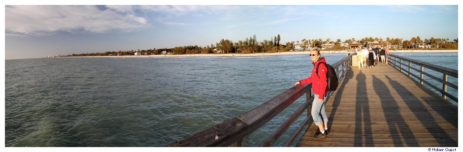 Ela geniet das Panorama von der Naples Pier