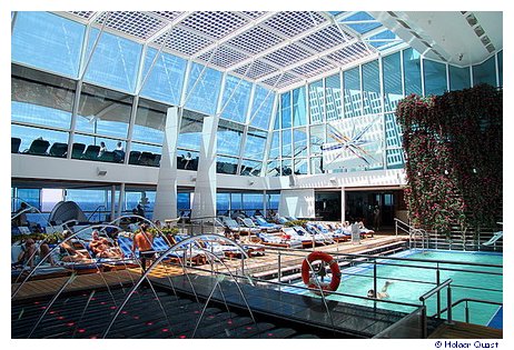 Indoor Pool der Celebrity Equinox