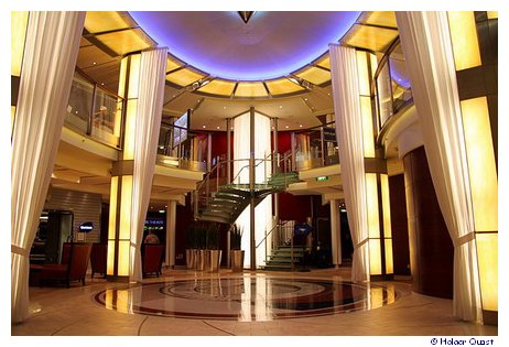 Entertainment Court der Celebrity Equinox