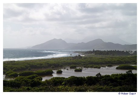 St Kitts Nordkste mit St Nevis im Hinterhrund