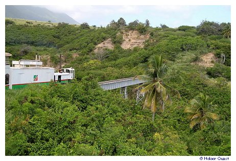 St. Kitts Scenic Railway berquert eine Brcke