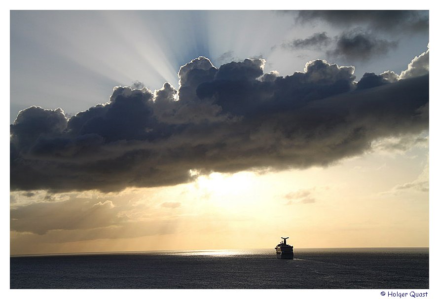 Ein taumhafter Sonnenuntergang auf dem Meer