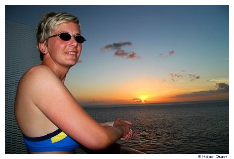 Ela geniet den Sonnenuntergang auf unserem Balkon