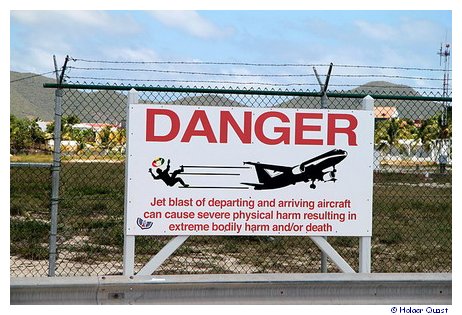 Warnschild Mahoe Beach - St Maarten Warnschild Mahoe Beach - St Maarten