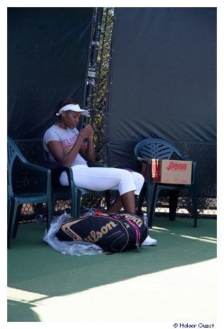 Venus Williams spielt mit dem handy