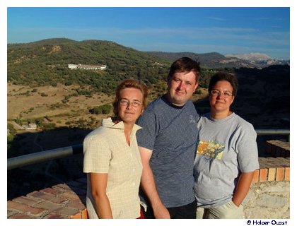Ela, Peter und Nicole, im Hintergrund unser Hotel